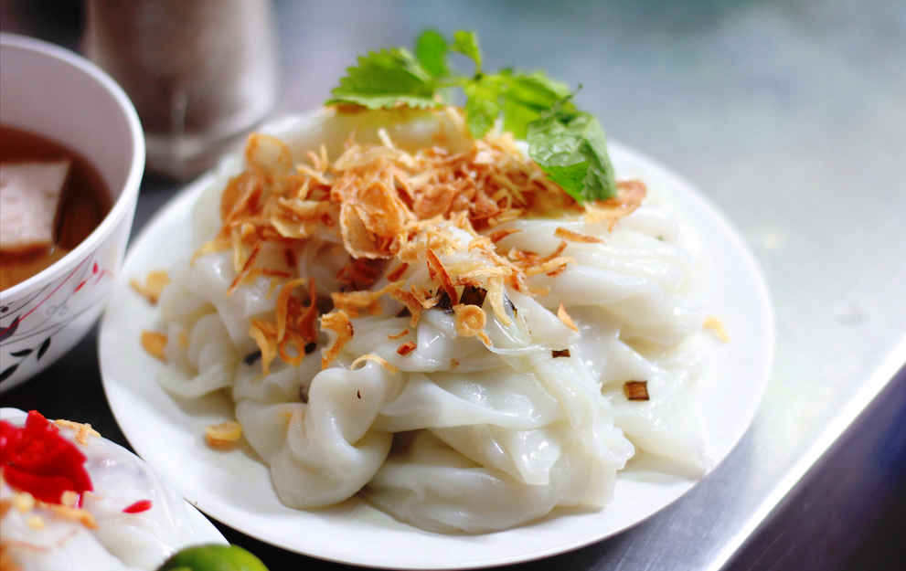 Bánh cuốn Thanh Trì ăn kèm chả quế và nước mắm pha chuẩn Hà Nội
